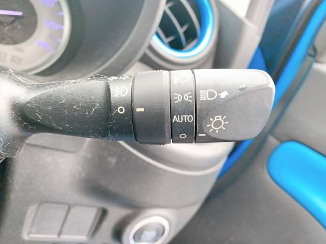 �y�I�[�g���C�g�z�ԊO�̖��邳�����m���āA�����I�Ƀw�b�h���C�g��_�����Ă���܂���g���l���𑖍s����ۂɂ��A�����I�ɓ_�����Ă���ĕ֗��ȑ�����1�ł���