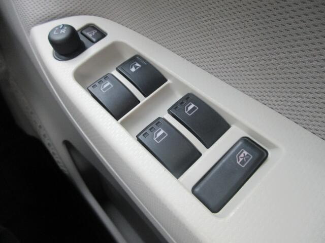 �p���[�E�B���h�E�͉^�]�Ȃ̃X�C�b�`�̂݃I�[�g�@�\����������Ă���܂��B�E�B���h�E���b�N����������Ă���̂ŁA���q�l�ƈꏏ�̎������S�ł��ˁB