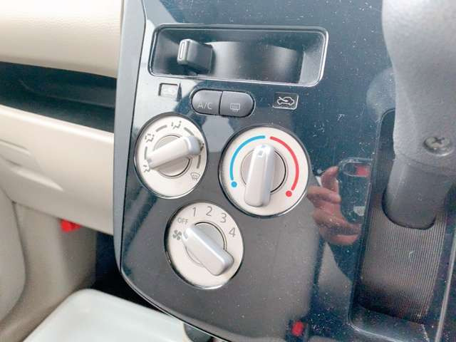 必需品のエアコン付き♪温度調節も簡単操作となっております!