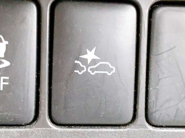 【衝突軽減装置】走行中に前方の車両等を認識し、衝突しそうな時は警報とブレーキで衝突回避と被害軽減をアシスト。より安全にドライブをお楽しみいただけます。