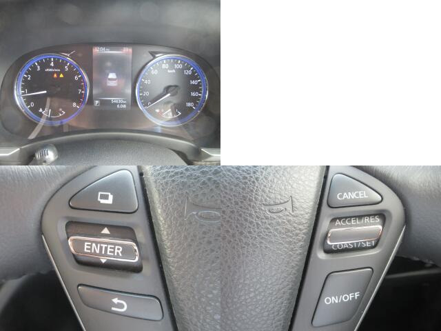 �V���v���Ō��₷���f�U�C���̃��[�^�[�p�l���ł��B�Ԃ̏�񂪕\�������厖�ȏꏊ�����炱�����₷������؂ł��ˁB �X�e�A�����O�E���ɂ́A�N���[�Y�R���g���[���V�X�e������������Ă���܂��B���x��ݒ肷���