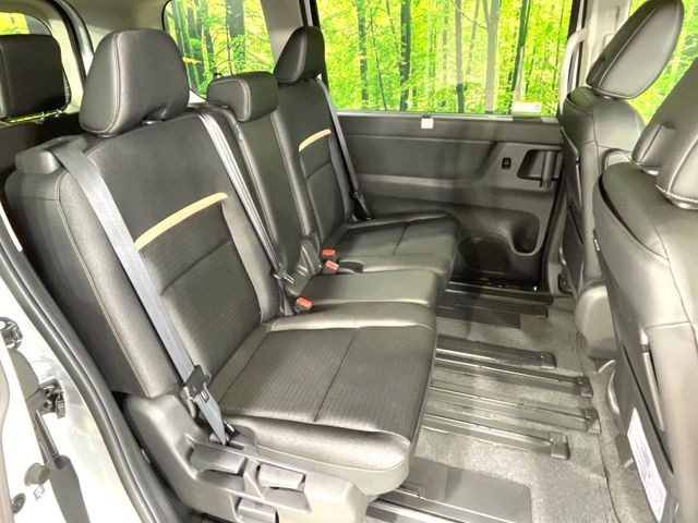 後部座席も気になるようなキズ・汚れやへたり等、大きなダメージはなく、良好な状態です。