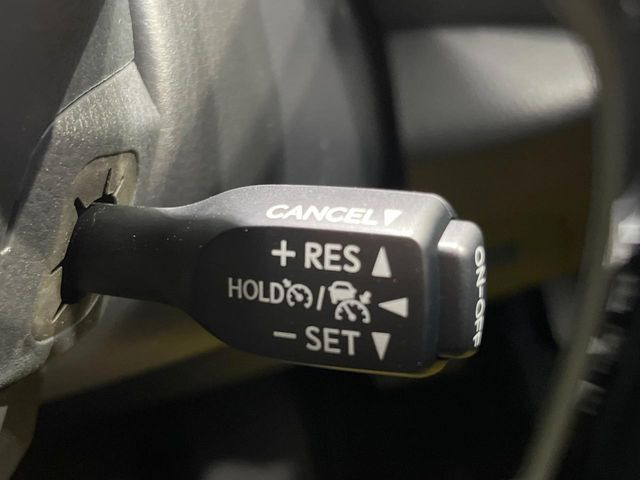【レーダークルーズコントロール】高速道路での長距離走行が楽に!!自動で速度を保つクルーズコントロールが、衝突軽減システムと連携し、前方の車両を感知して車間を保つように速度調節してくれます!!