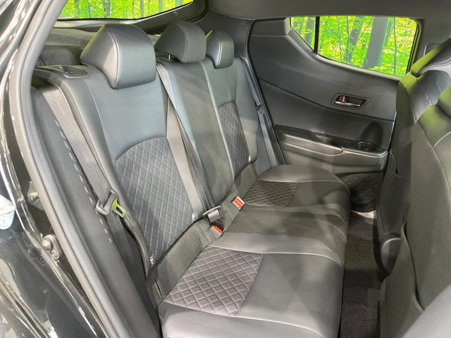 後部座席も気になるようなキズ・汚れやへたり等、大きなダメージはなく、良好な状態です。