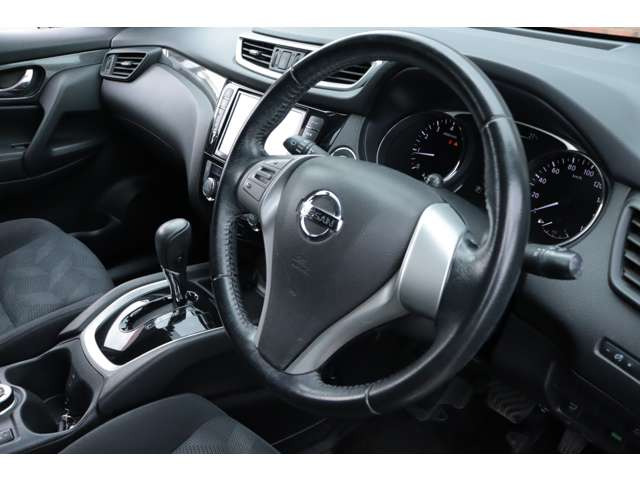 スレなど少ないステアリング!!いつも触る部分ですので質感は良い方がいいですね★