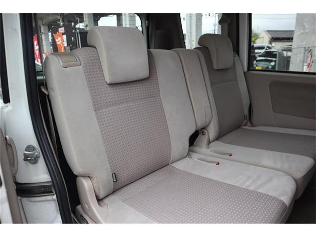 室内も充分・年式以上に綺麗です!更にスタッフが真心込めて納車の清掃や準備をします!(気になる方には別途ルームクリーニング・革調カバー販売など)対応できます。