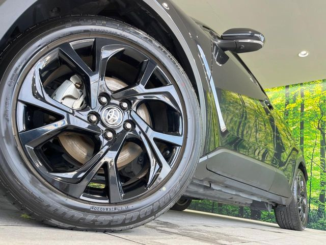 【グレード専用純正18インチアルミホイール】デザイン性の高い純正アルミホイールを装着しております。各種社外アルミホイールや、スタッドレスタイヤも取扱いしております。是非ご相談ください♪