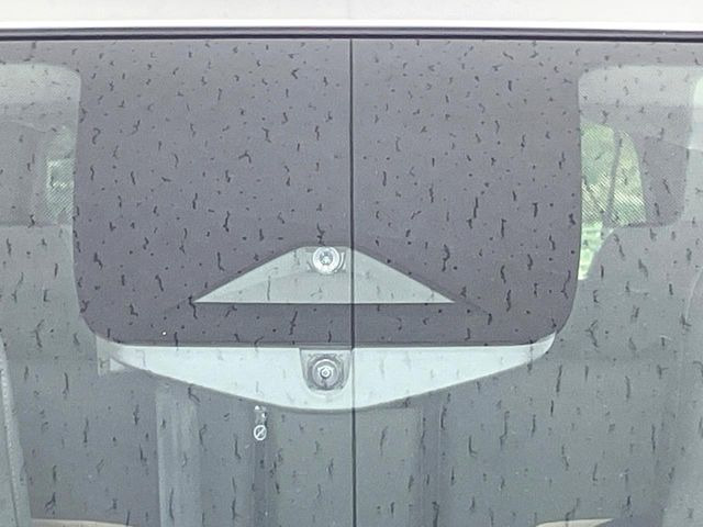 【インテリジェントエマージェンシーブレーキ】フロントカメラで前方の車両や歩行者を検知。衝突しそうな時は衝突被害軽減ブレーキが作動、衝突回避をサポート。より安全にドライブをお楽しみいただけます。