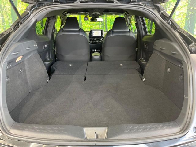 ラゲッジルームは、大容量のスペースを確保。普段のお買い物からレジャーまで、幅広く活躍してくれます!また、リアシートを倒すことでバリエーション豊かにお使いいただけます。