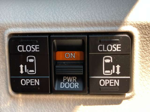 両側電動スライドドア