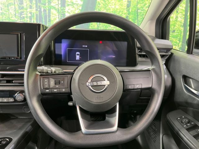 �C���e���A�ɍ��킹���f�U�C���̃X�e�A�����O�́A�^�]�������̂��Ƃ��l���A�^�]���₷���`��A�傫���ł��B�����x�A���ۂɐG���Ă��m���߂��������B