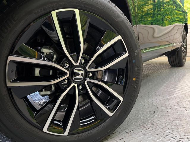 �y����18�C���`�A���~�z�C�[���z�O�ςɃ}�b�`���������A���~�z�C�[���𑕒����Ă���܂��B�e��ЊO�A���~�z�C�[����A�X�^�b�h���X�^�C�����戵�����Ă���܂��B���񂲑��k����������