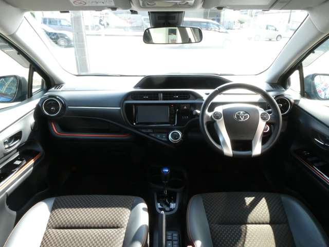 進化されたインパネ周りは、スタイリッシュかつ操作性や視認性にも優れ、飽きのこないデザインになっております!