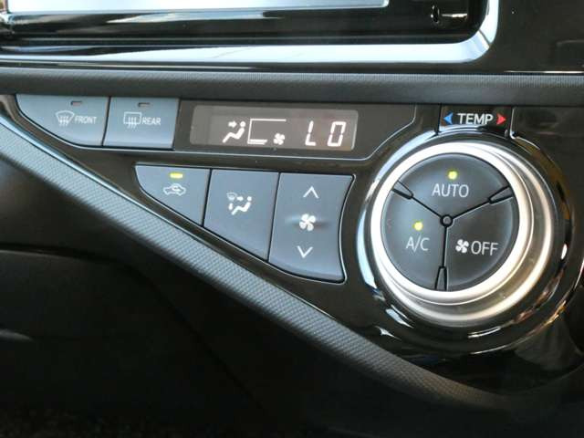 オートエアコン完備!車内を快適な温度に保ってくれますよ♪
