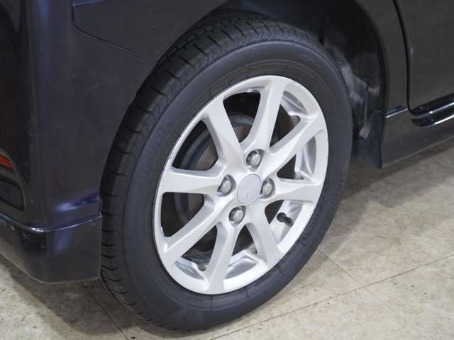 タイヤのホイールの細かいところまでキレイいにしてからお渡しします!