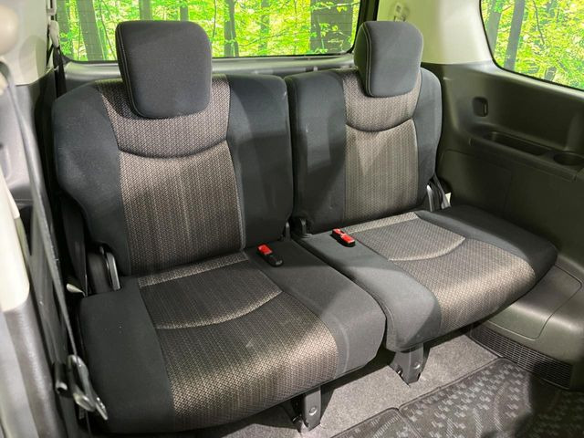 3列目シートはもちろん状態良好☆大人でもゆったりと座って頂けますので、大人数でのお出かけもラクラクです♪ご家族で、気の知れた仲間で、ドライブに行くのが楽しみですね♪