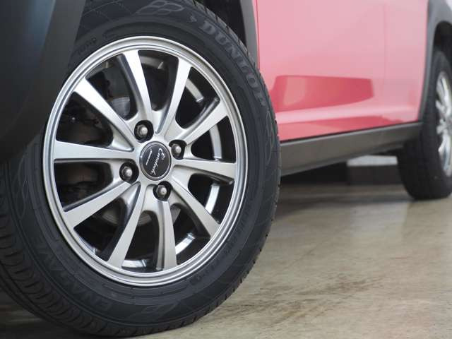 タイヤのホイールの細かいところまでキレイいにしてからお渡しします!