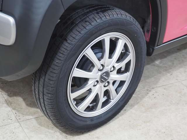 タイヤのホイールの細かいところまでキレイいにしてからお渡しします!