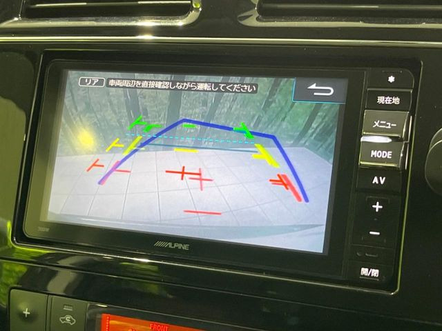 【バックカメラ】駐車時に後方がリアルタイム映像で確認できます。大型商業施設や立体駐車場での駐車時や、夜間のバック時に大活躍!運転スキルに関わらず、今や必須となった装備のひとつです!