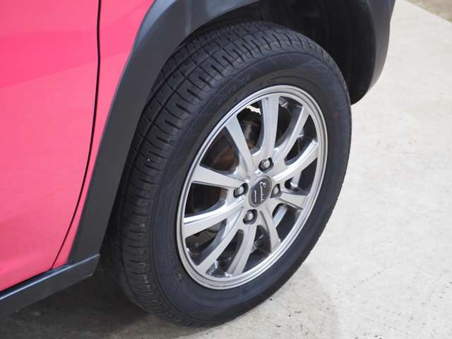 タイヤのホイールの細かいところまでキレイいにしてからお渡しします!