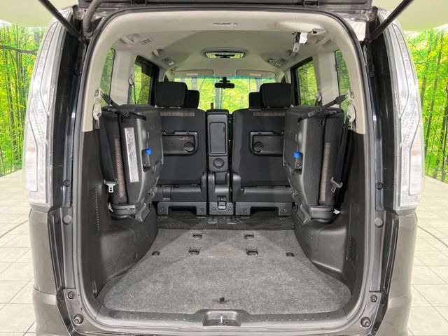 普段のお買い物や通勤、送迎等に十分な荷室スペースを確保しております。セカンドシートを倒すと、大きな荷物の積載も可能です♪