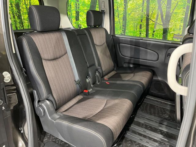 後部座席も気になるようなキズ・汚れやへたり等、大きなダメージはなく、良好な状態です。