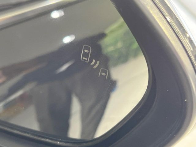 【ブラインドスポットモニター】走行中、ドアミラーの死角になりやすい箇所に後続車が接近するとサイドミラーのレンズに警告を表示!ドライバーに注意喚起をしてくれます。