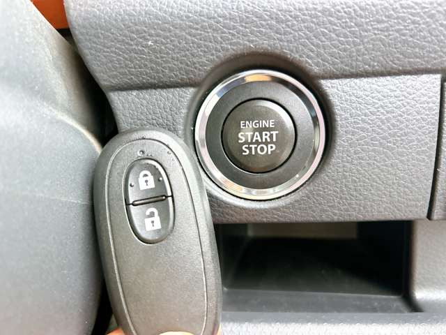 【スマートキー&プッシュスタートシステム】カバンやポケットに入れたままドアの開閉ができ、ワンタッチで楽々エンジンをかけられます♪