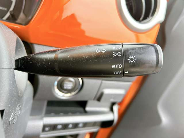 【オートライト】車外の明るさを検知して、自動的にヘッドライトを点灯してくれます♪トンネルを走行する際にも、自動的に点灯してくれて便利な装備の1つです♪
