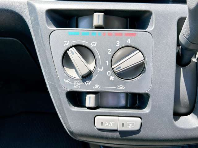 必需品のエアコン付き♪温度調節も簡単操作となっております!