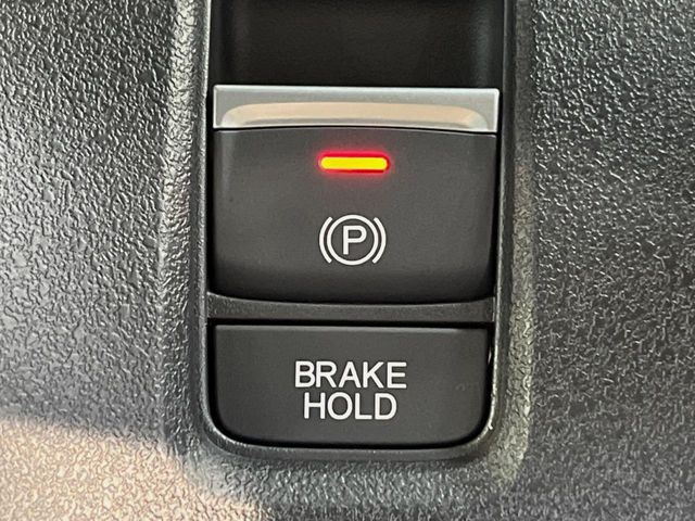 【電動パーキングブレーキ】パーキングブレーキは便利な電動式!ボタン一つで操作でき、アクセルを踏めば自動で解除されます♪レバーやペダルが無いので運転席廻りもすっきりしますね♪