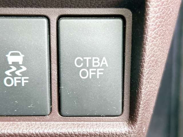 �y�Փˌy�����u�z���s���ɑO���̎ԗ�����F�����A�Փ˂������Ȏ��͌x��ƃu���[�L�ŏՓˉ���Ɣ�Q�y�����A�V�X�g�B�����S�Ƀh���C�u�����y���݂��������܂��B