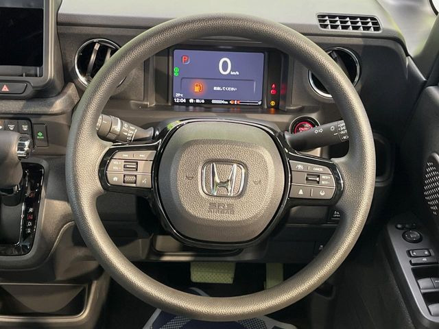 インテリアに合わせたデザインのステアリングは、運転される方のことも考え、運転しやすい形状、大きさです。是非一度、実際に触ってお確かめください。