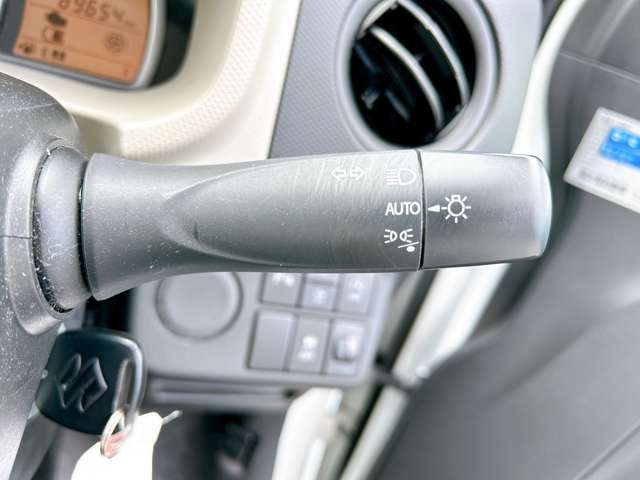 �y�I�[�g���C�g�z�ԊO�̖��邳�����m���āA�����I�Ƀw�b�h���C�g��_�����Ă���܂���g���l���𑖍s����ۂɂ��A�����I�ɓ_�����Ă���ĕ֗��ȑ�����1�ł���