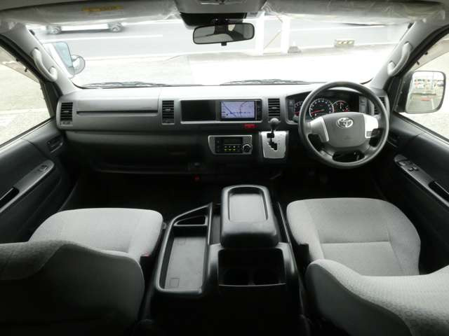 進化されたインパネ周りは、スタイリッシュかつ操作性や視認性にも優れ、飽きのこないデザインになっております!