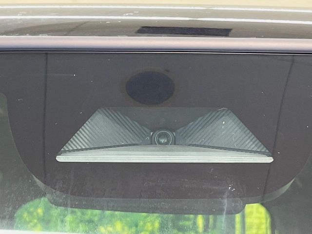 【ホンダセンシング】走行中に前方の車両等を認識し、衝突しそうな時は警報とブレーキで衝突回避と被害軽減をアシスト。より安全にドライブをお楽しみいただけます。