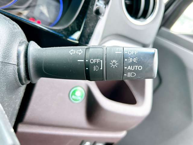 �y�I�[�g���C�g�z�ԊO�̖��邳�����m���āA�����I�Ƀw�b�h���C�g��_�����Ă���܂���g���l���𑖍s����ۂɂ��A�����I�ɓ_�����Ă���ĕ֗��ȑ�����1�ł���