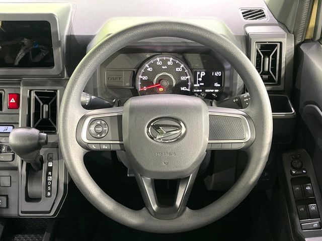 �C���e���A�ɍ��킹���f�U�C���̃X�e�A�����O�́A�^�]�������̂��Ƃ��l���A�^�]���₷���`��A�傫���ł��B�����x�A���ۂɐG���Ă��m���߂��������B