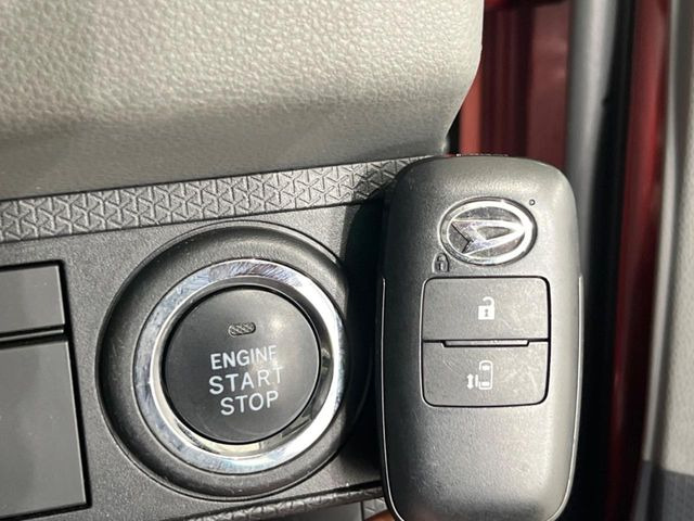 【キーフリーシステム】カバンやポケットに入れたままでもドアの施錠・解錠が可能なスマートキーを装備。エンジンのオン・オフ時もカギを取り出す必要が無いからとっても便利です♪