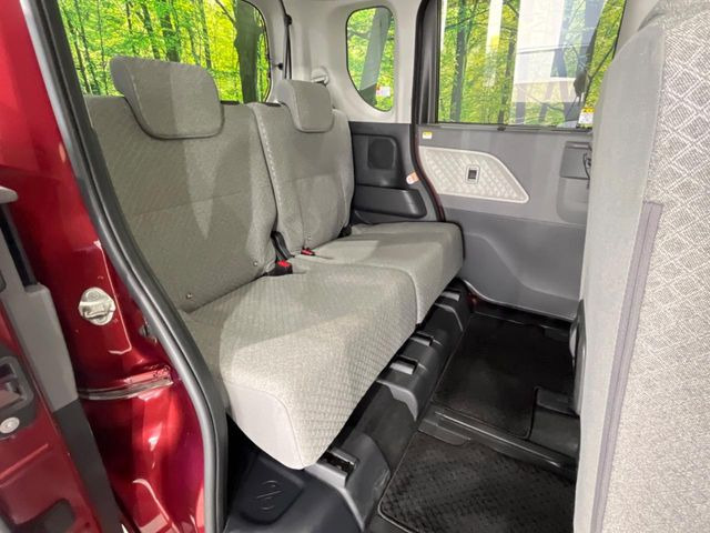 広々とした2列目シートは居住性が高く、居心地も快適!友達や家族とのお出かけにぴったりです。ベビーシートやチャイルドシート使用時も快適にお過ごしいただける十分な空間を確保しています。