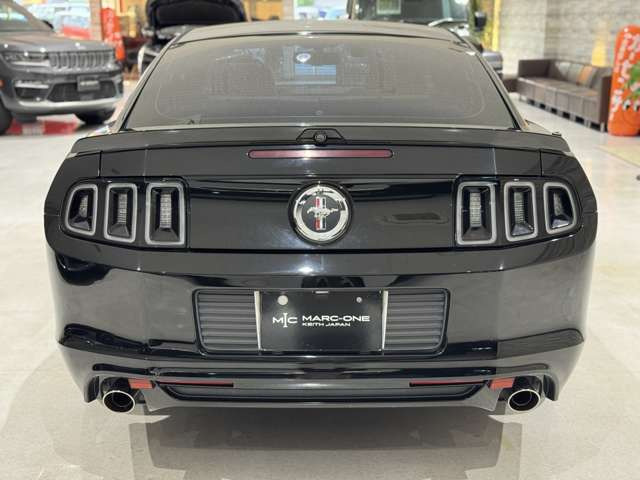 【屋内展示場完備】雨が降っても風が吹いても、暑くても寒くてもゆっくりお車をご覧いただけます⇒