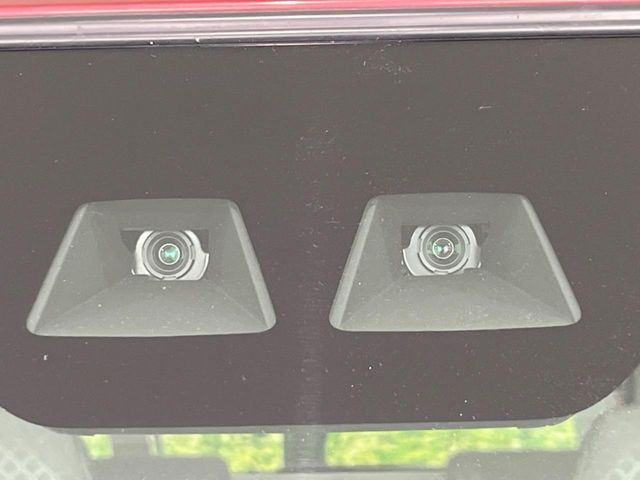 【スマートアシスト】走行中に前方の車両等を認識し、衝突しそうな時は警報とブレーキで衝突回避と被害軽減をアシスト。より安全にドライブをお楽しみいただけます。