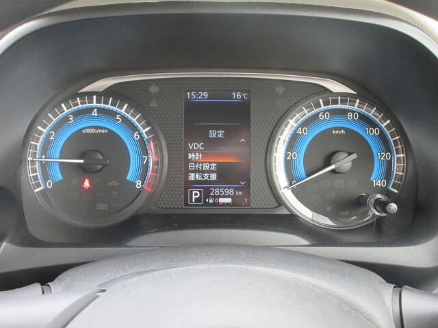 シンプルで見やすいデザインのメーターパネルです。車の情報が表示される大事な場所だからこそ見やすさが大切です