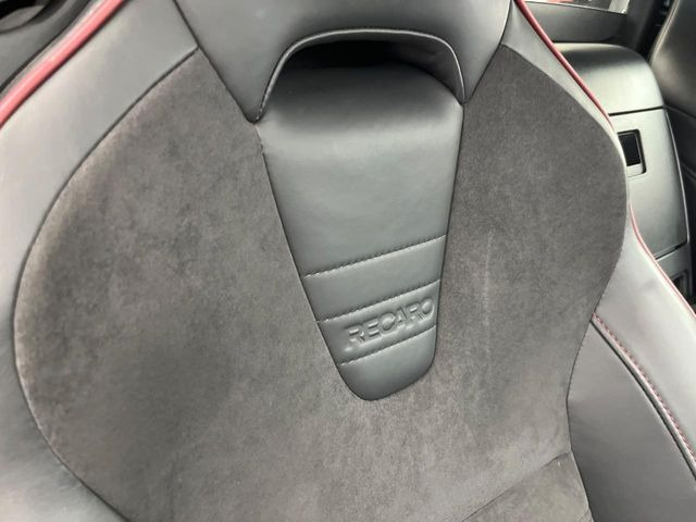 【RECARO製バケットシート】人間工学に基づいた面圧分布によって腰への負担や長時間運転時の疲労発生を軽減☆一目でレカロとわかるスポーティなルックスが特徴です。