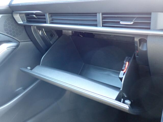 収納たっぷりグローブボックス。