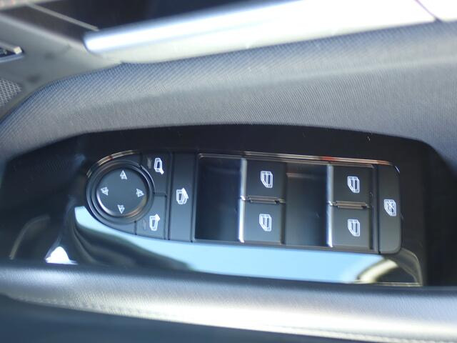 電動格納式ドアミラー・パワーウィンドウ装備しています。