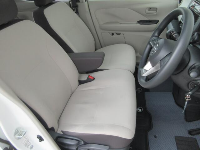 運転席側には、座席の高さ調節が出来るシートリフター付です。