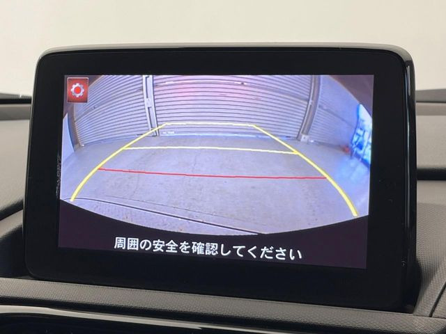 【バックカメラ】駐車時に後方がリアルタイム映像で確認できます。大型商業施設や立体駐車場での駐車時や、夜間のバック時に大活躍!運転スキルに関わらず、今や必須となった装備のひとつです!