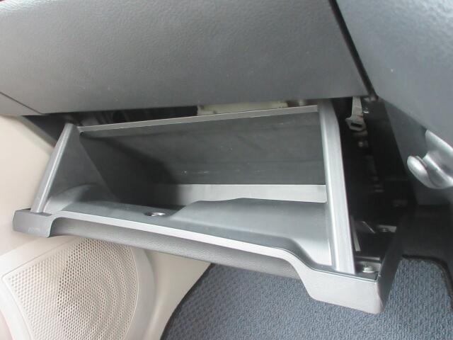 車検証入れ等書類一式を収納できるグローブボックスです。