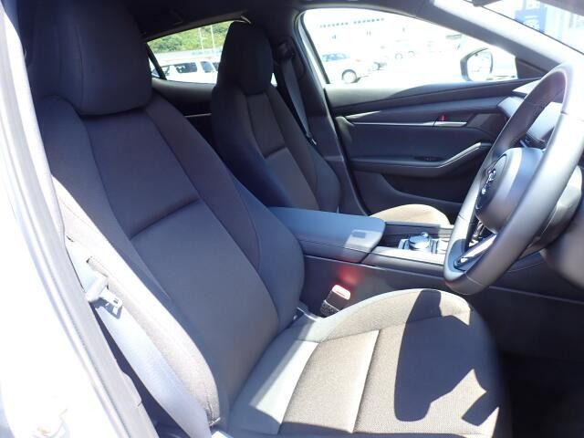 フロントシート、状態良好で安心です。